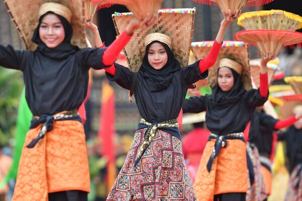 Các vũ công tại Liên hoan Nghệ thuật và Văn hóa ở Batusankar, Tây Sumatra - Sputnik Việt Nam