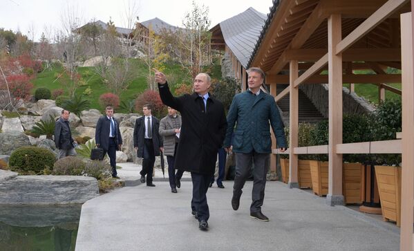 Tổng thống Vladimir Putin xem xét khu phức hợp khách sạn Mriya ở Yalta - Sputnik Việt Nam