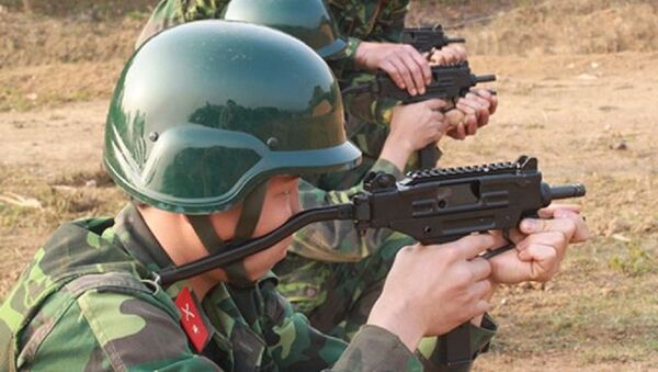 Đặc công Việt Nam huấn luyện chiến thuật cùng súng tiểu liên Uzi - Sputnik Việt Nam