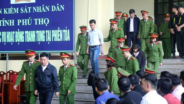Lực lượng chức năng đưa các bị cáo vào tòa. - Sputnik Việt Nam