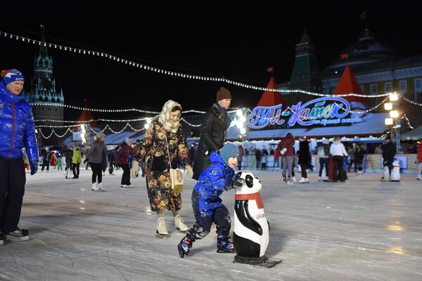Khách thăm quan tại thời điểm khai trương sân trượt băng GUM trên Quảng trường Đỏ ở Moskva - Sputnik Việt Nam
