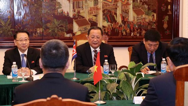 Bộ trưởng Bộ Ngoại giao Triều Tiên Ri Yong Ho (giữa) tại buổi hội đàm. - Sputnik Việt Nam