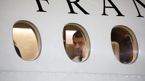 Президент Франции Эмманюэль Макрон во время разговора по телефону в самолете - Sputnik Việt Nam