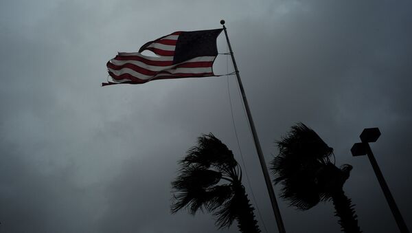 Американский флаг на фоне пальм во время шторма. Архивное фото - Sputnik Việt Nam