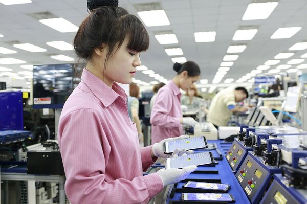 “Made in Vietnam” nhìn từ nghi án hàng Trung Quốc đội lốt hàng Việt của Asanzo “Made in Vietnam” nhìn từ nghi án hàng Trung Quốc đội lốt hàng Việt của Asanzo - Sputnik Việt Nam