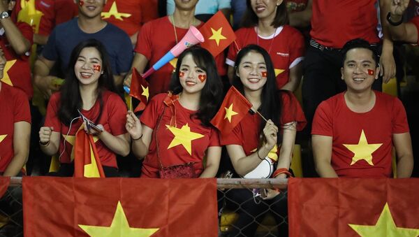 Các CĐV Việt Nam có mặt trên khán đài sân vận động Panaad, thành phố Bacolod, Philippines để cổ vũ cho thầy trò HLV Park Hang Seo. - Sputnik Việt Nam