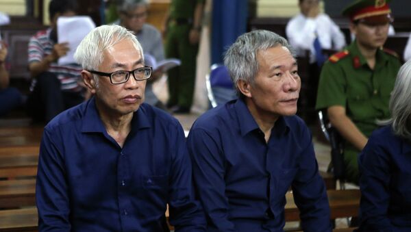 Bị cáo Trần Phương Bình, nguyên Tổng giám đốc Ngân hàng Đông Á (ngoài cùng bên trái) là người đầu tiên trả lời xét hỏi tại phiên tòa ngày 28/11/2018. - Sputnik Việt Nam