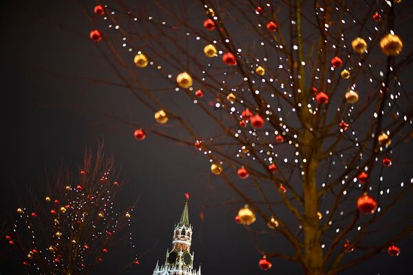 Đồ trang trí Giáng sinh trên hàng cây và vòng đèn sáng lấp lánh trên Quảng trường Đỏ - Sputnik Việt Nam