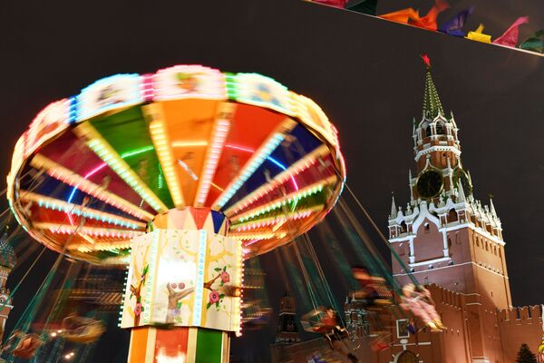 Đu quay tại Hội chợ GUM trên Quảng trường Đỏ ở Moskva - Sputnik Việt Nam
