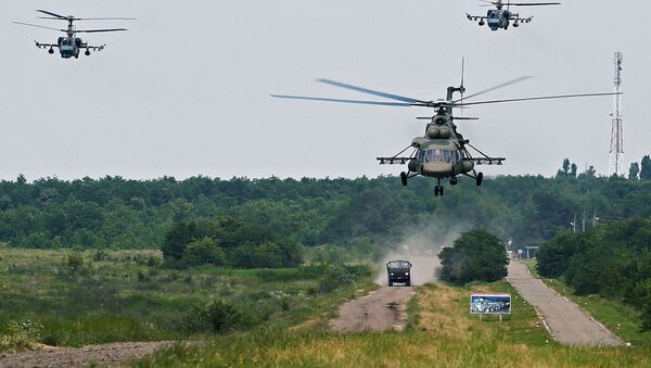 Máy bay trực thăng vận tải-chiến đấu Mi-8AMTSh (thứ hai từ phải sang) và trực thăng tấn công Ka-52 trong cuộc tập trận chiến thuật đặc biệt của đơn vị đặc nhiệm thuộc Quân khu Nam trên địa bàn Krasnodar. - Sputnik Việt Nam