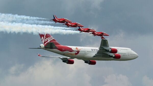 Máy bay 747-400 của hãng hàng không Virgin Airlines và Đội thuật lái Mũi tên đỏ của Không quân Hoàng gia Anh - Sputnik Việt Nam