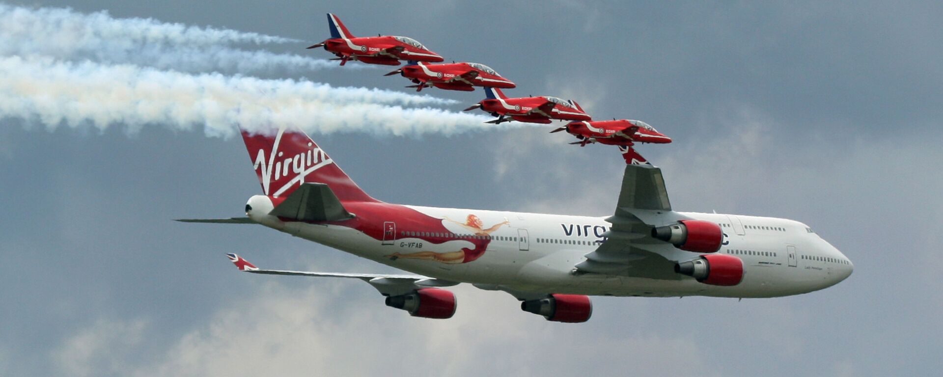 Máy bay 747-400 của hãng hàng không Virgin Airlines và Đội thuật lái Mũi tên đỏ của Không quân Hoàng gia Anh - Sputnik Việt Nam, 1920, 24.04.2022