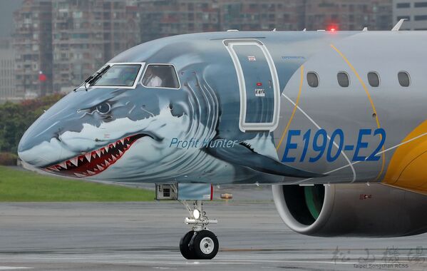 Máy bay Embraer-190 thế hệ mới E2 với hình con cá mập - Sputnik Việt Nam