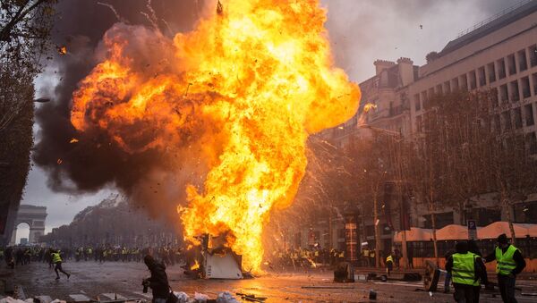 Столкновение участников акции протеста против роста цен на бензин желтые жилеты с силами правопорядка в Париже - Sputnik Việt Nam