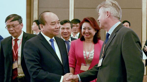 Thủ tướng trò chuyện với các đại biểu dự diễn đàn. - Sputnik Việt Nam