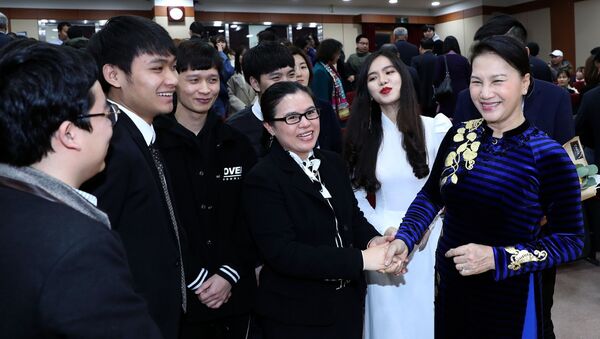 Chủ tịch Quốc hội Nguyễn Thị Kim Ngân với sinh viên Việt Nam đang học tập tại trường Đại học Quốc gia Pukyong (Hàn Quốc). - Sputnik Việt Nam