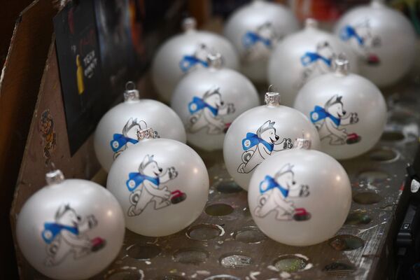 Những quả cầu thủy tinh mô tả biểu tượng Thế vận hội mùa đông thế giới XXIX 2019 trong cửa hàng trang trí cây thông Năm mới tại nhà máy đồ chơi Biryusinka ở Krasnoyarsk. - Sputnik Việt Nam