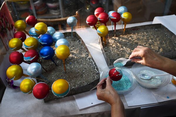 Vẽ đồ chơi trang trí cây thông Năm mới tại nhà máy đồ chơi Biryusinka ở Krasnoyarsk - Sputnik Việt Nam