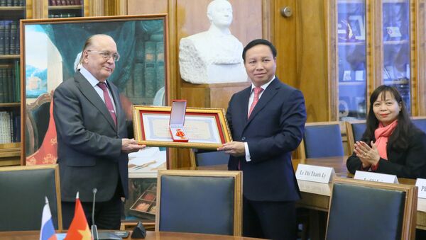 Huân chương Hữu nghị của Việt Nam lấp lánh ở MGU - Sputnik Việt Nam