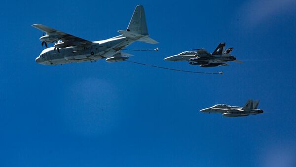 Máy bay chiến đấu F/A-18 (trái) và máy bay chở dầu КС-130 (phải) - Sputnik Việt Nam