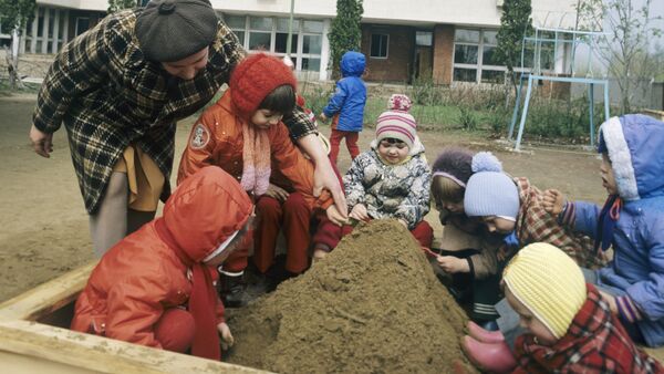Trẻ em đào cát trong giờ chơi tại trường mẫu giáo - Sputnik Việt Nam