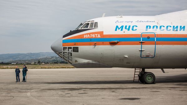Máy bay của Bộ Tình trạng Khẩn cấp Nga chở hàng viện trợ nhân đạo tại sân bay Latakia, Syria - Sputnik Việt Nam