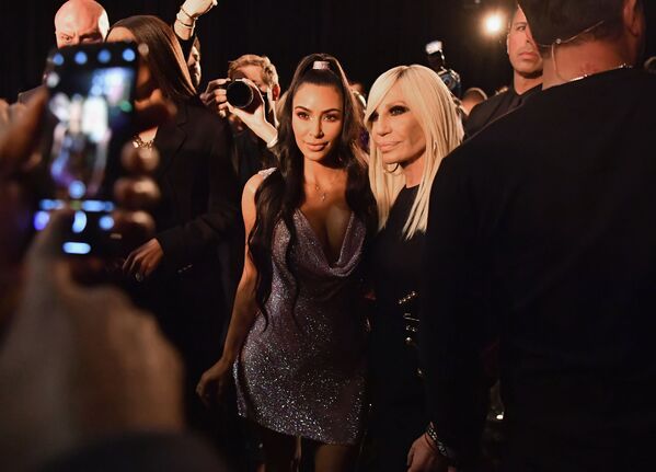 Kim Kardashian và Donatella Versace trong triển lãm Versace Pre-Fall 2019 tại New York - Sputnik Việt Nam