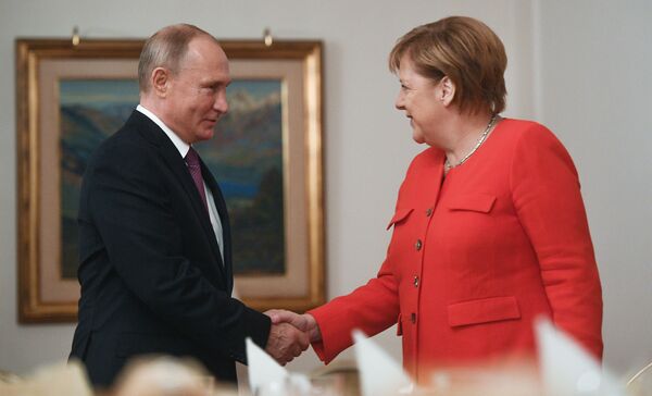 Tổng thống Nga Vladimir Putin và Thủ tướng Đức Angela Merkel trong cuộc họp  bên lề Hội nghị thượng đỉnh G20 tại Buenos Aires - Sputnik Việt Nam