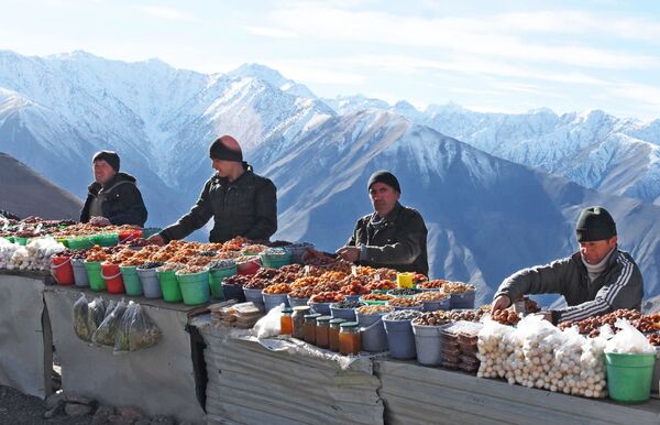 Những người bán hoa quả khô tại đèo núi ở Tajikistan - Sputnik Việt Nam