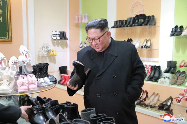 Lãnh đạo Bắc Triều Tiên Kim Jong-un đến thăm nhà máy giày ở Wonsan - Sputnik Việt Nam