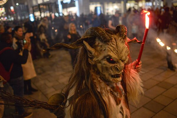 Trang phục Cuộc diễu hành của quỷ  tại chợ Giáng sinh ở Vienna - Sputnik Việt Nam