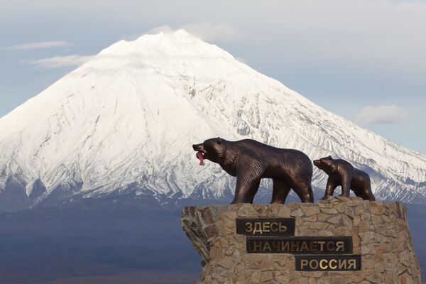 Tượng Gấu mẹ và con ở lối vào thành phố Yelizovo, vùng Kamchatka - Sputnik Việt Nam