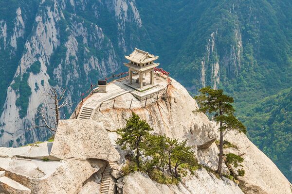 Ngôi nhà trên đỉnh núi Huashan ở Trung Quốc. Ngọn núi này được coi là một trong năm đỉnh thiêng trong Đạo giáo và nổi tiếng với việc leo lên đỉnh núi rất khó khăn và nguy hiểm. Ở đó, ở độ cao hơn hai ngàn mét so với mực nước biển, là một quán trà, xưa kia từng là ngôi đền cổ kính. - Sputnik Việt Nam