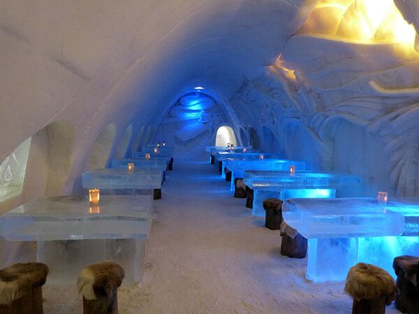 Nhà hàng LumiLinna trong Lâu đài tuyết ở Kemi, Phần Lan. Thị trấn nhỏ của Phần Lan được biết đến với sự kiện hàng năm một pháo đài được xây dựng từ tuyết cùng với khách sạn, nhà nguyện và một nhà hàng. - Sputnik Việt Nam