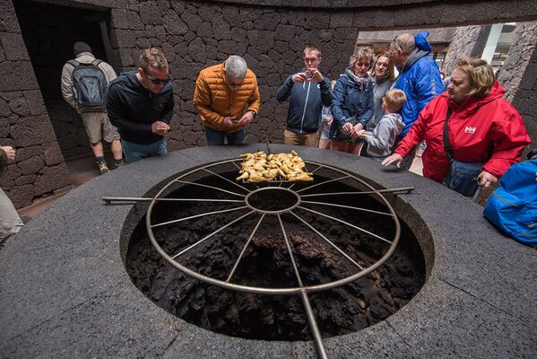 Khách du lịch trong nhà hàng El Diabolo, trong đó thức ăn được chuẩn bị trên miệng núi lửa, Lanzarote, Tây Ban Nha - Sputnik Việt Nam