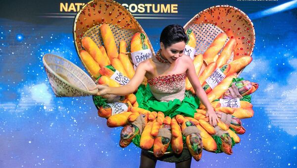 Hình ảnh Hoa hậu H'Hen Niê diện trang phục Bánh mì - Sputnik Việt Nam