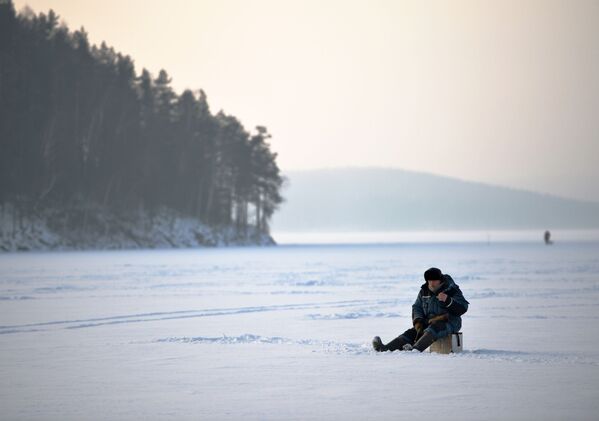 Câu cá trên băng ở hồ Tavatuy tỉnh Sverdlovsk - Sputnik Việt Nam