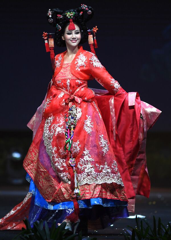 Đại diện Hàn Quốc Baek Ji Hyun trong phần thi Trang phục dân tộc tại Hoa hậu Hoàn vũ 2018 ở Thái Lan - Sputnik Việt Nam