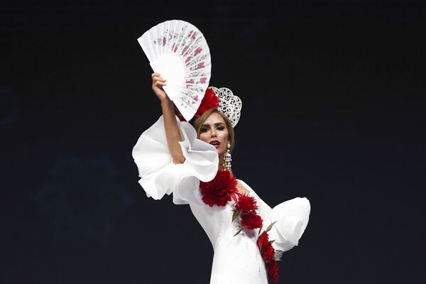 Đại diện Tây Ban Nha Angela Ponce trong phần thi Trang phục dân tộc tại Hoa hậu Hoàn vũ 2018 ở Thái Lan - Sputnik Việt Nam