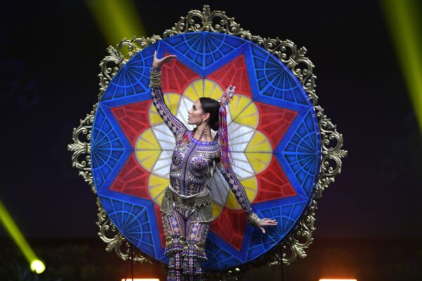 Đại diện Philippines Catriona Gray trong phần thi Trang phục dân tộc tại Hoa hậu Hoàn vũ 2018 ở Thái Lan - Sputnik Việt Nam