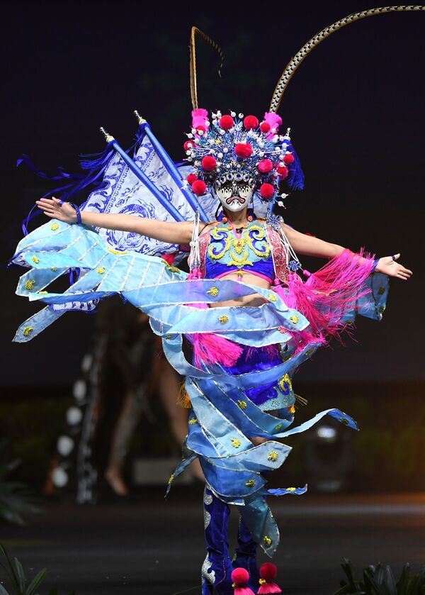 Đại diện Trung Quốc Meisu Qin trong phần thi Trang phục dân tộc tại Hoa hậu Hoàn vũ 2018 ở Thái Lan - Sputnik Việt Nam