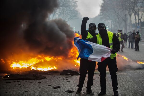 Cuộc biểu tình áo gile vàng ở Paris Cuộc biểu tình áo gile vàng ở Paris - Sputnik Việt Nam