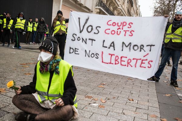 Cuộc biểu tình áo gile vàng ở Paris Cuộc biểu tình áo gile vàng ở Paris - Sputnik Việt Nam