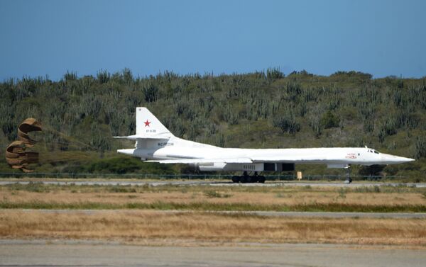 Máy bay ném bom chiến lược Tu-160 tại sân bay quốc tế Maiquetia - Sputnik Việt Nam