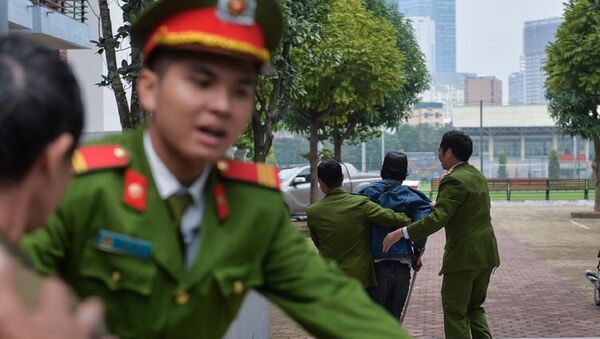 Cảnh sát phải ập vào, cách ly cđv quá khích ra để tránh xô xát - Sputnik Việt Nam