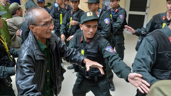 Lực lượng an ninh vất vả can ngăn CĐV không tràn qua cửa, vào các phòng làm việc - Sputnik Việt Nam