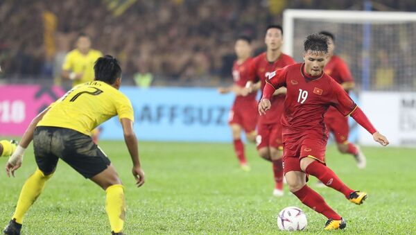 Quang Hải (19) đi bóng qua hậu vệ Malaysia. - Sputnik Việt Nam