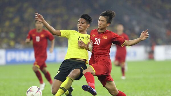 Phan Văn Đức (20) tranh bóng với hậu vệ Malaysia. - Sputnik Việt Nam