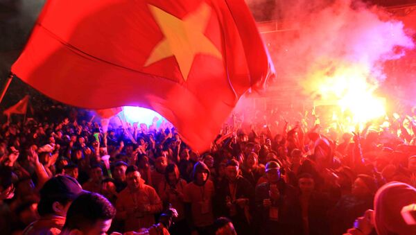 Cổ động viên thành phố Hải Phòng cổ vũ hết mình tại sân vận động Lạch Tray. - Sputnik Việt Nam
