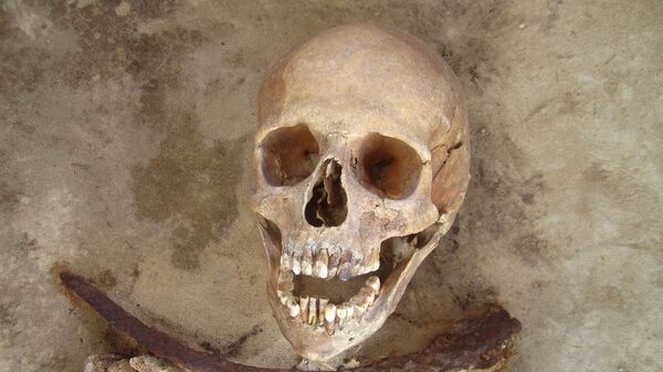 Могила с останками человека с серпом на шее, обнаруженная в Польше - Sputnik Việt Nam